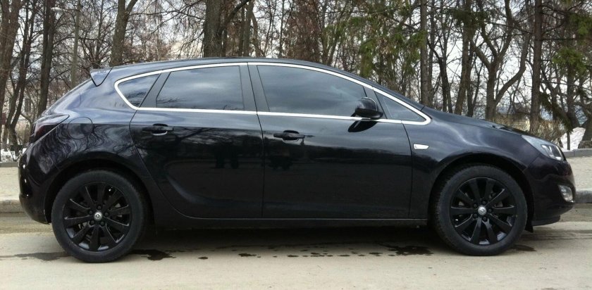 Черные диски на Опель Астра j