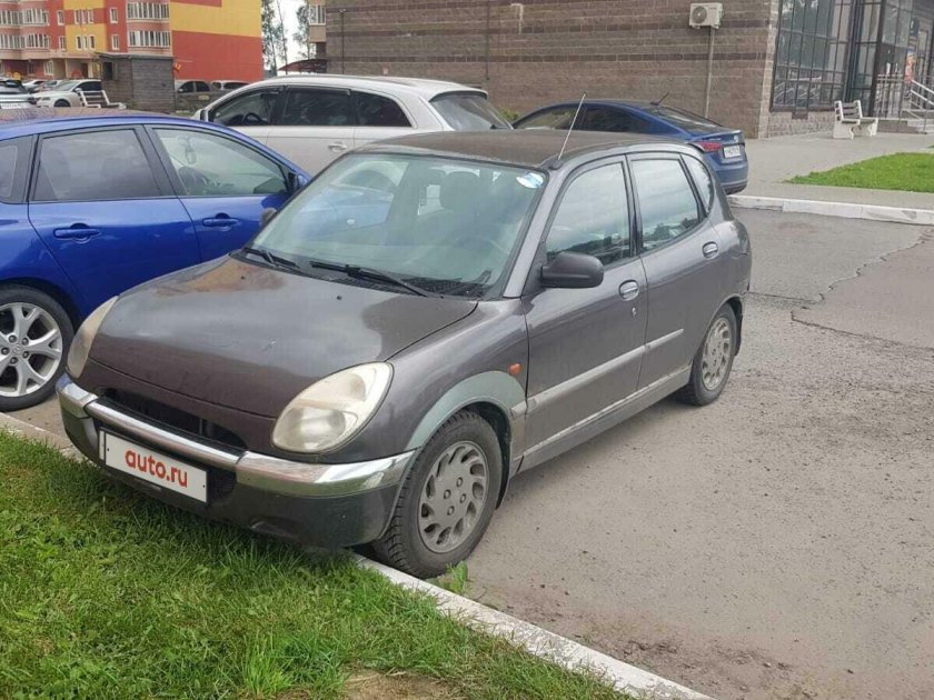Машина Daihatsu Sirion