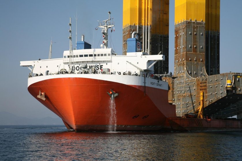 Самый большой в мире корабль - док (Dockwise Vanguard)