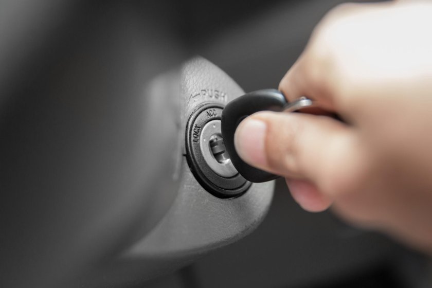 Поворот ключа зажигания