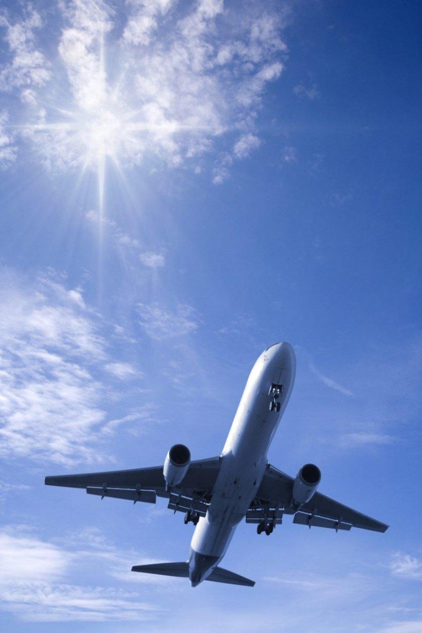 Самолет на фоне неба