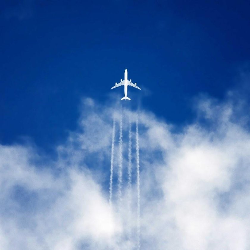 Самолет в небе