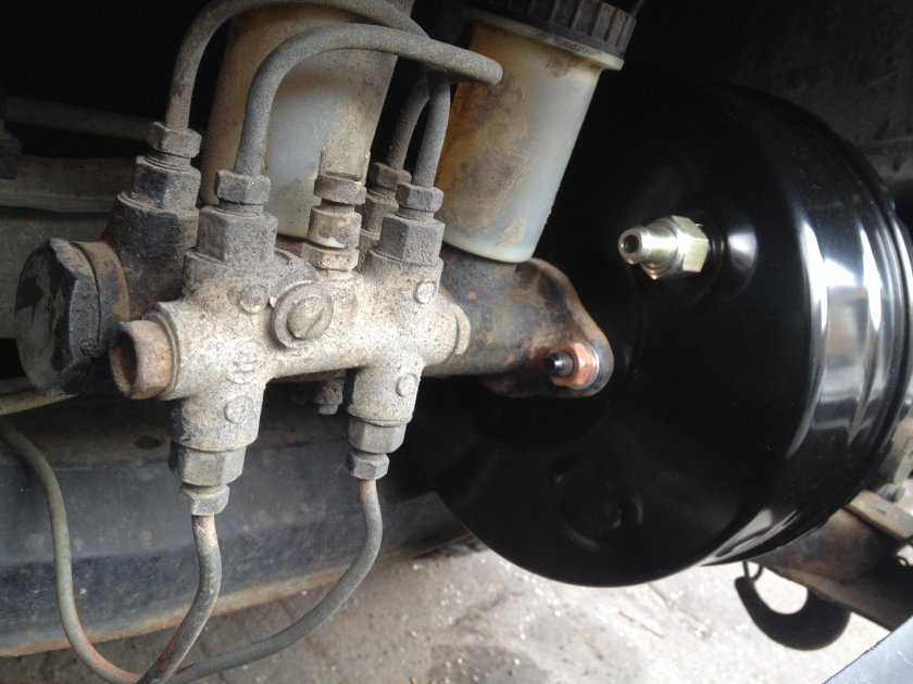 Регулятор давления тормозов УАЗ 452