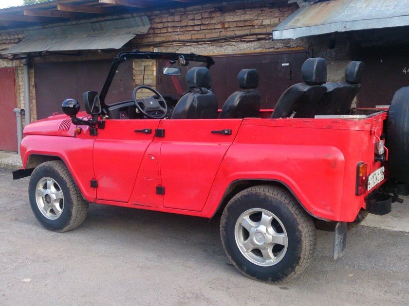 УАЗ 469 красный