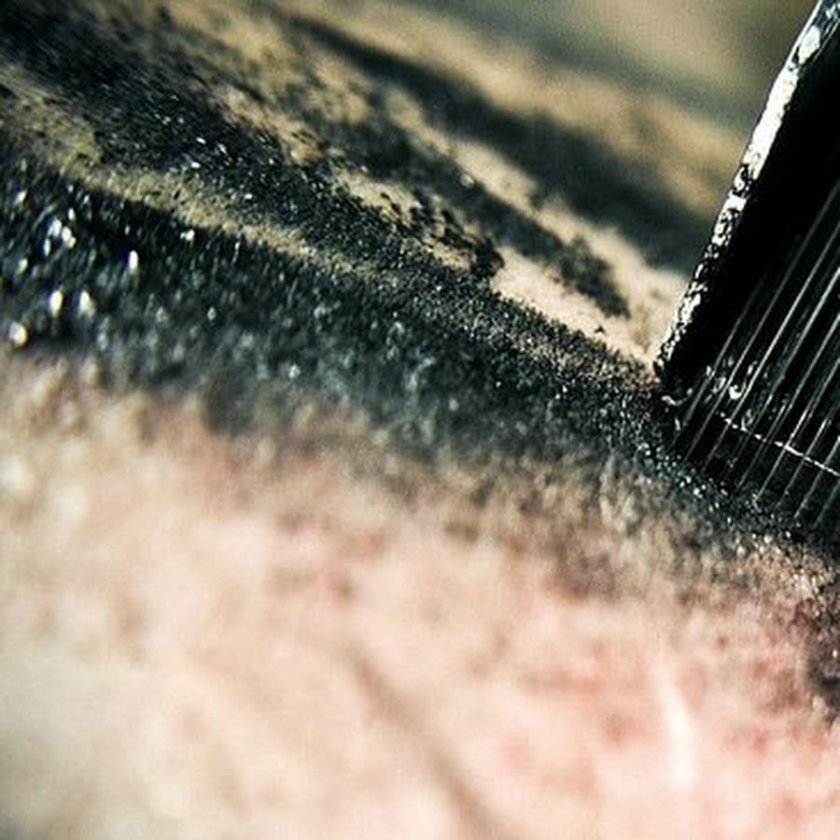 Игла для тату под микроскопом