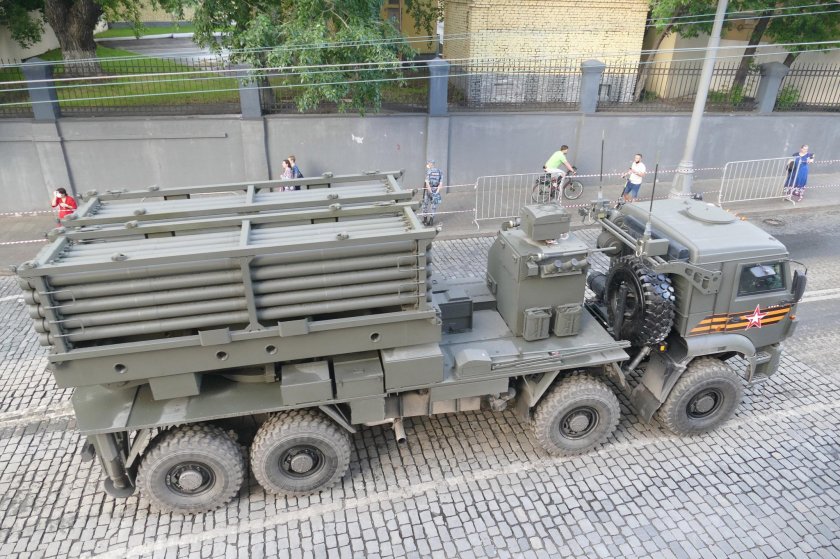 • Транспортно-заряжающая машина (ТЗМ) 2ф77м