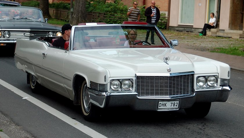 Cadillac Deville (1965-1970) седан