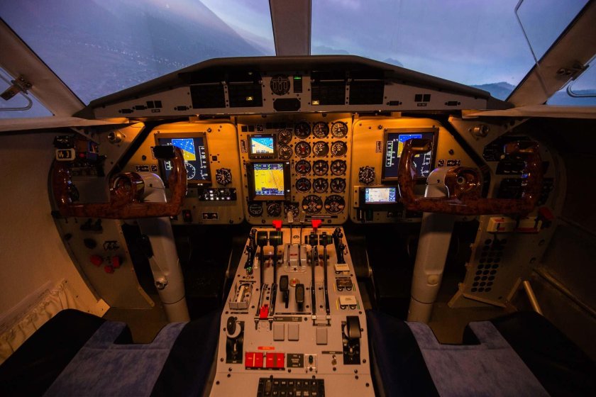 В кабине л-410