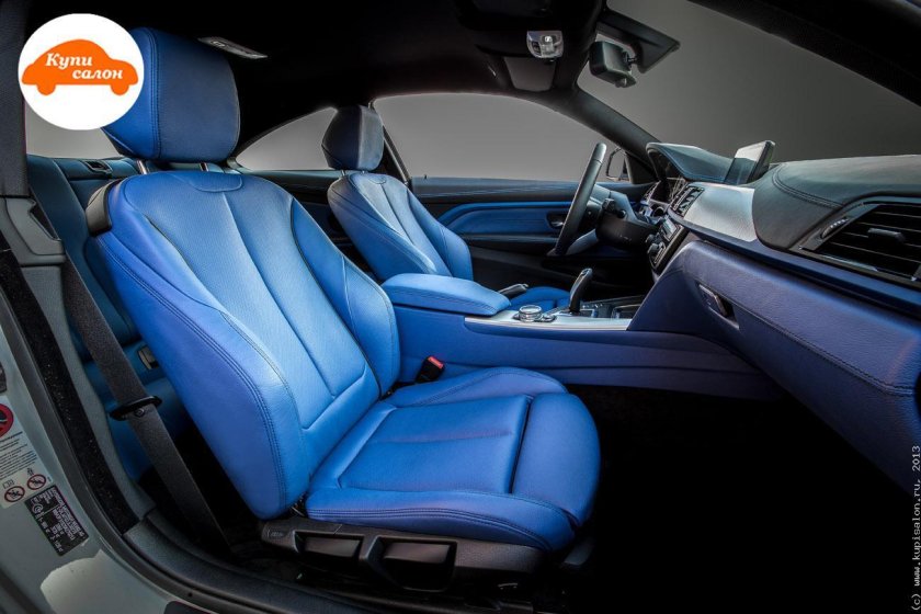 Синий салон автомобиля