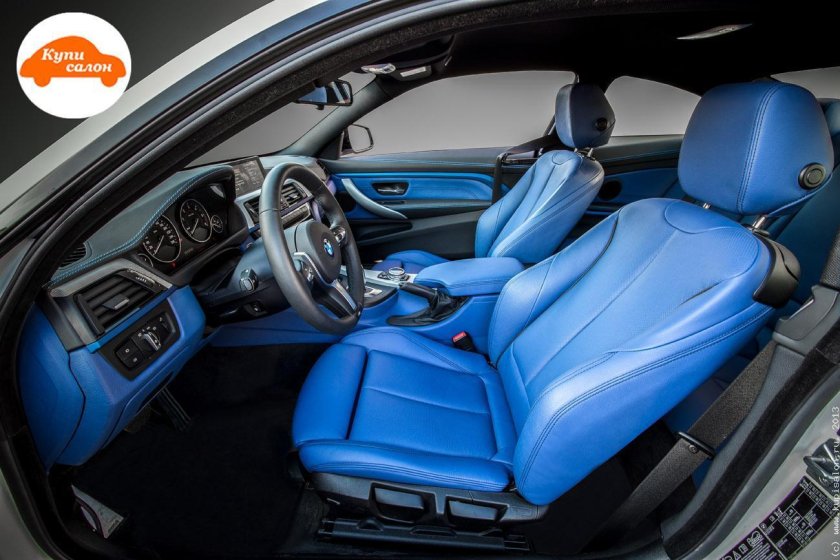 Синий салон автомобиля