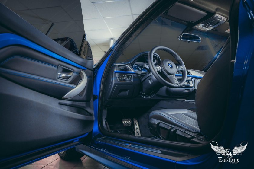 Машина с пленками в салоне новая