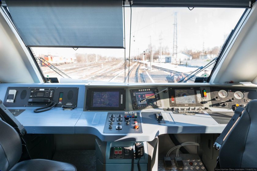 Кабина электровоза Сапсан