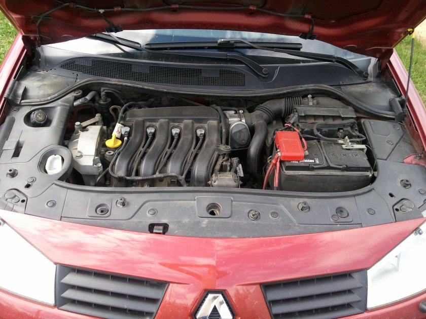 Моторный отсек Рено Меган 2