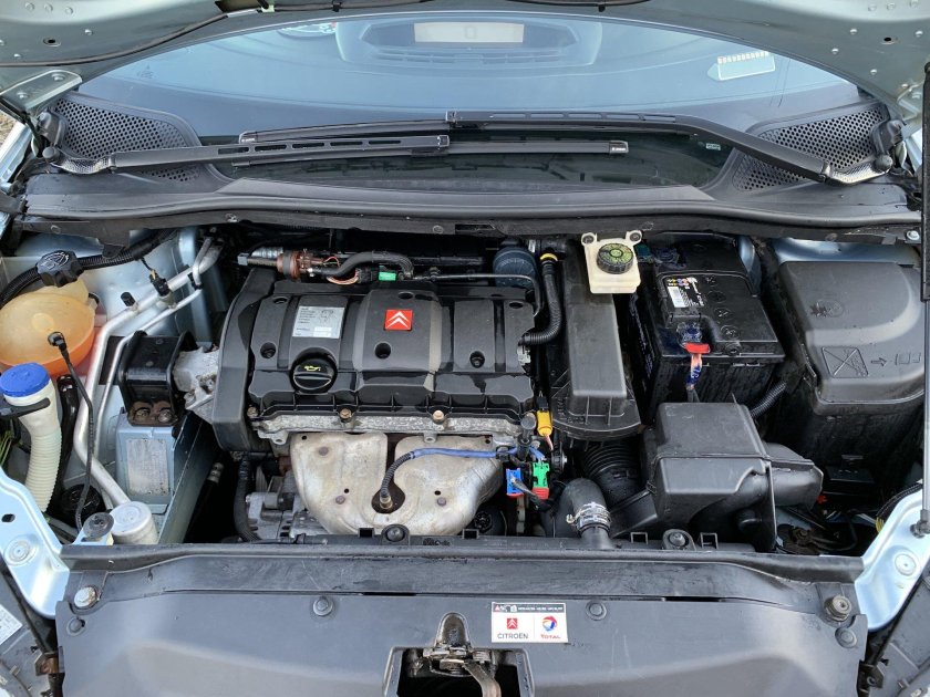 Моторный отсек Ситроен с4
