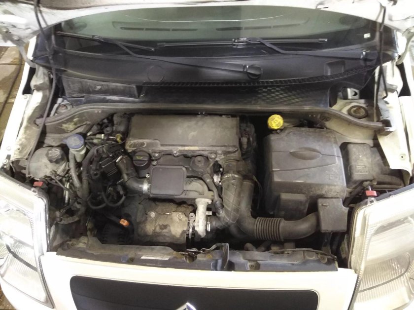 Подкапотное пространство Ситроен Джампер 250