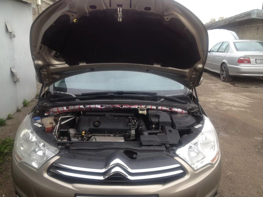 Газовые упоры капота на Ситроен c4