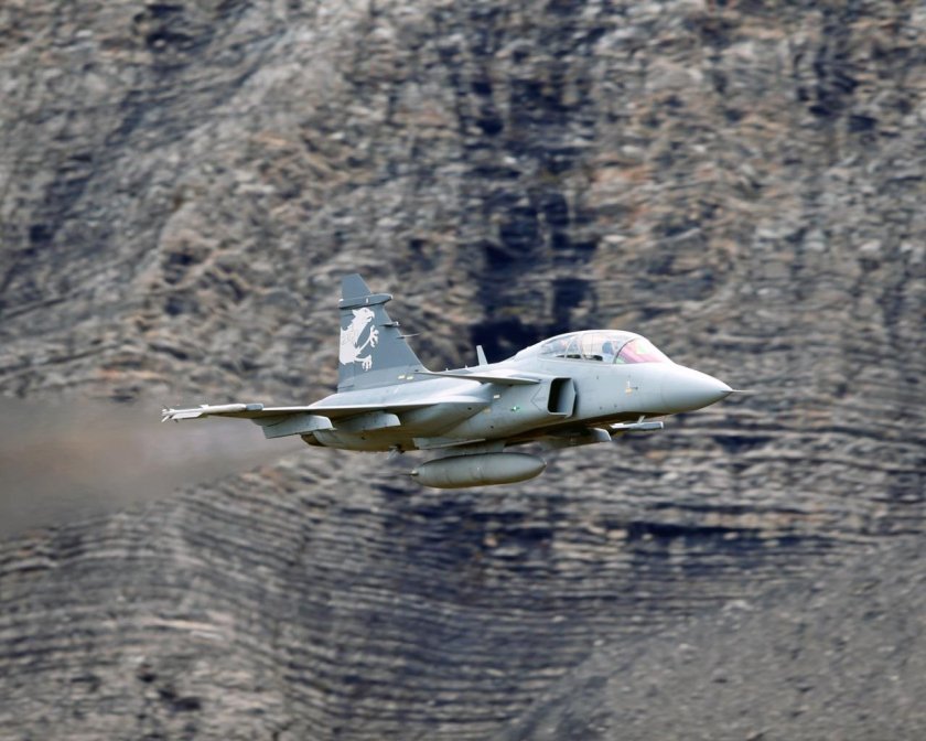 Истребитель ВВС Швеции Jas-39 Gripen