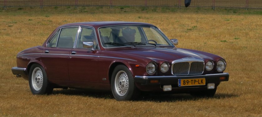 Даймлер Дабл сикс