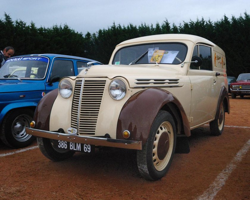 1948 Renault Juvaquatre van-delivery