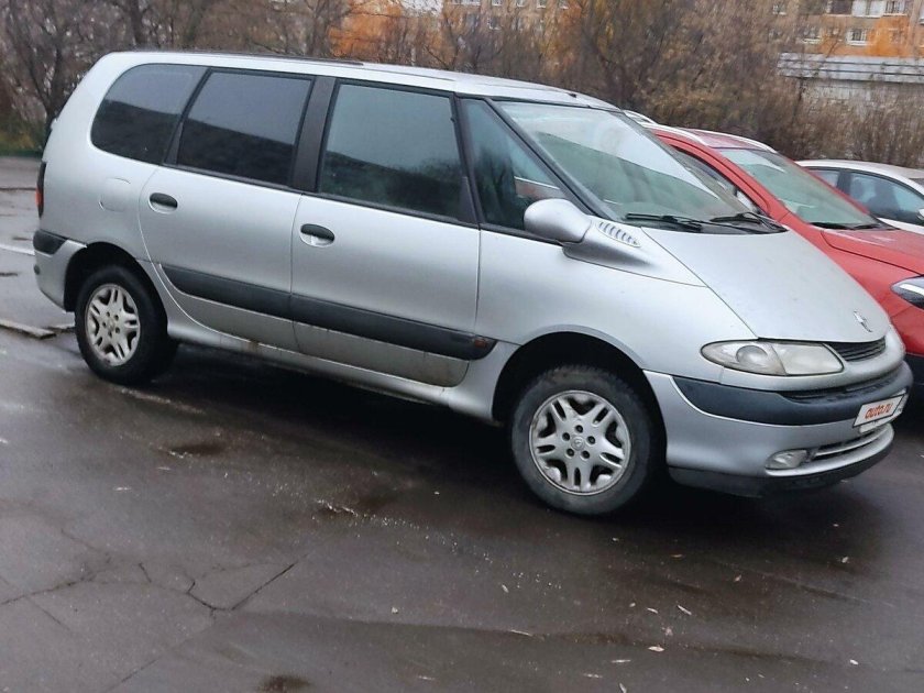 Серебристый минивэн Рено
