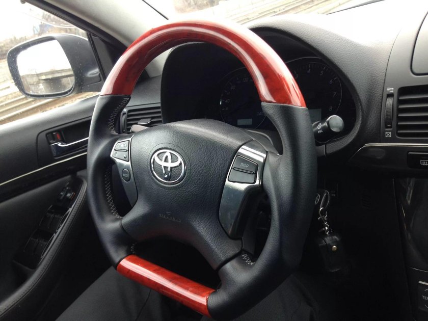Руль Toyota Avensis 2008