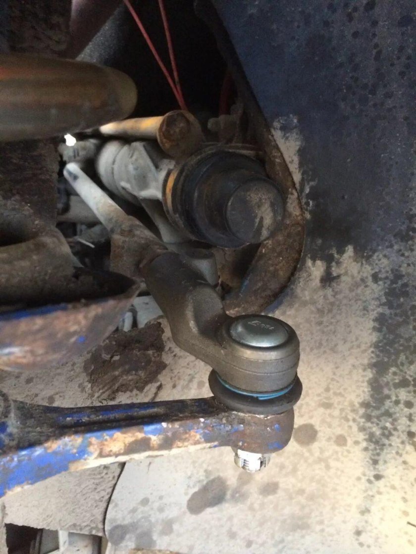 Уводит руль вправо причины