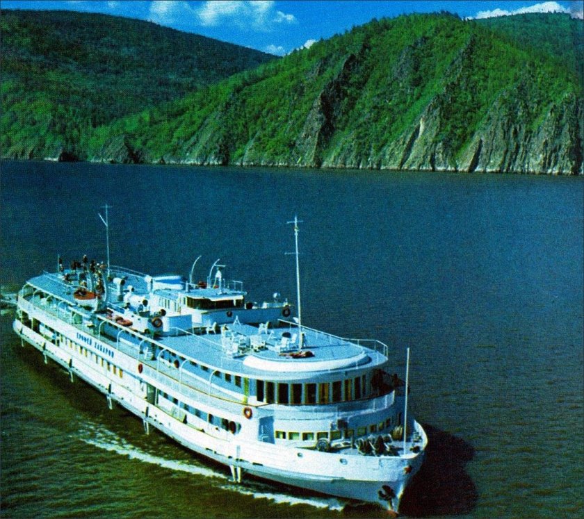 Речной теплоход Ерофей Хабаровск