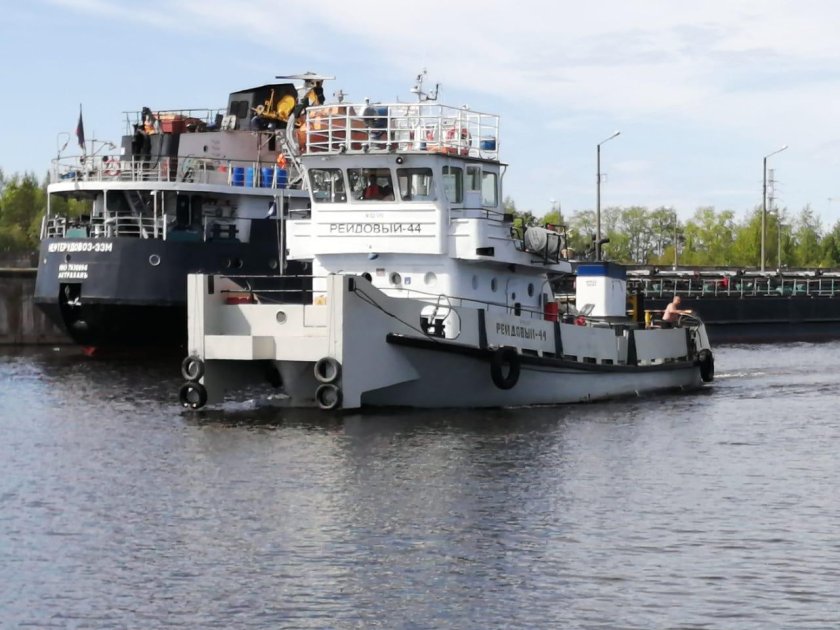 Буксир толкач рейдовый 44