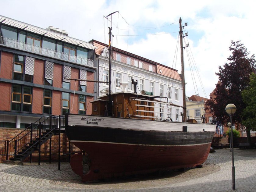 Траловый рыболовный бот