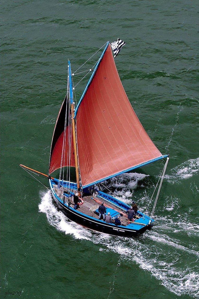 Рыбацкая парусная лодка