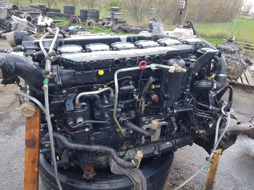 Ман ТГА надпись красным моторное масло ?