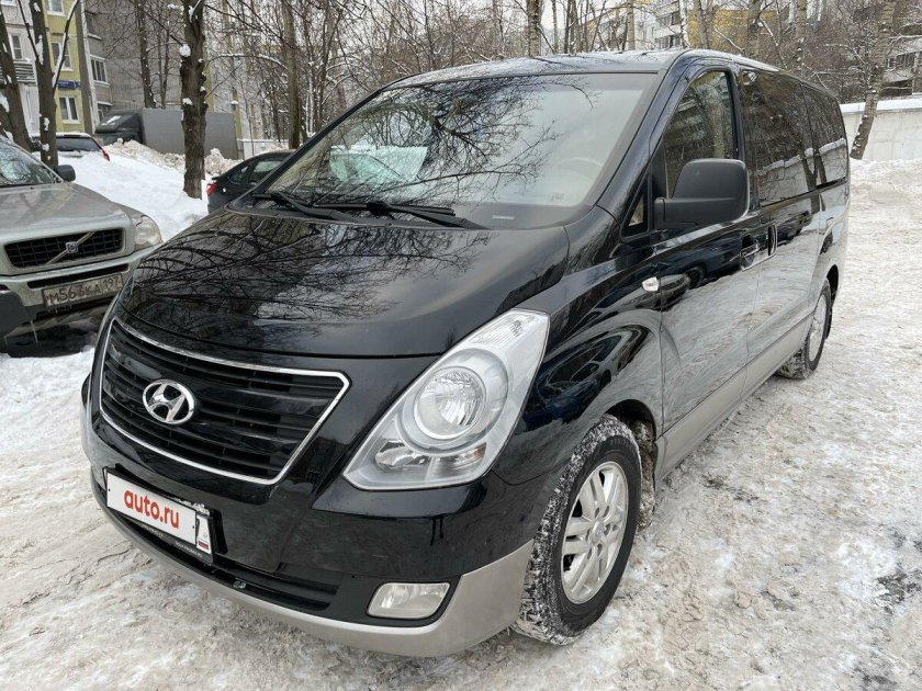 Черный минивэн Хендай