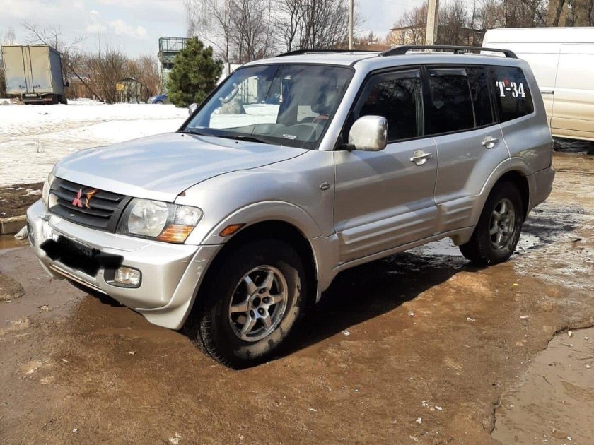 Митсубиси серая джип