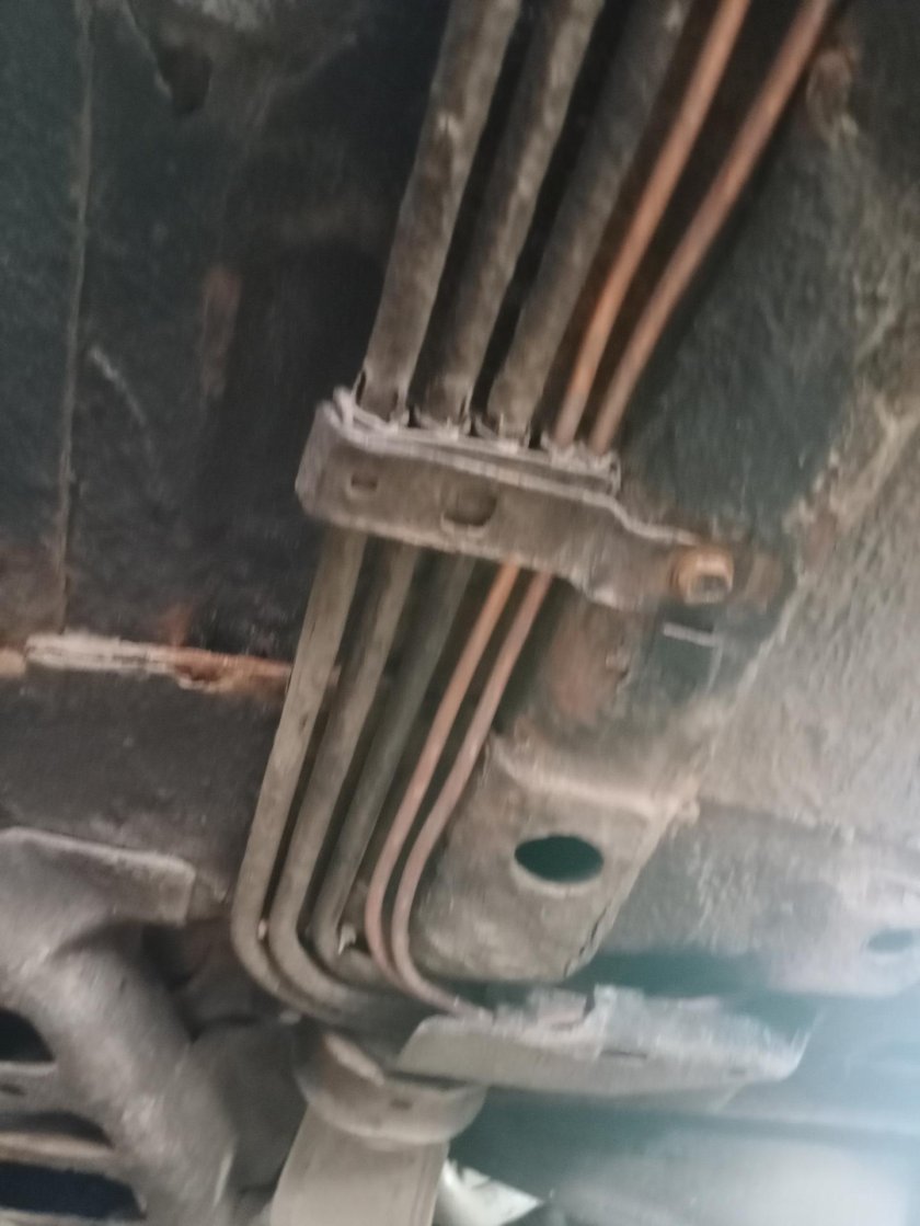 Крепление задних тормозных трубок Шевроле Нива