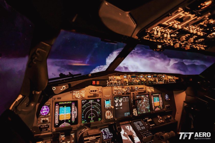 Кабина Боинг 737-800