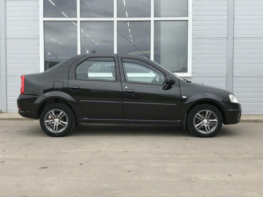Renault Logan сбоку
