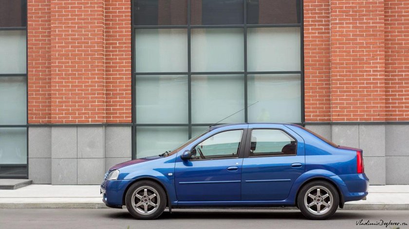 Логан сбоку