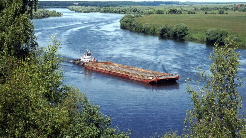 Баржа на реке Ока