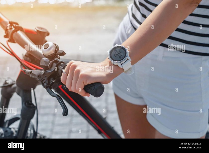 Руки на велосипедном руле