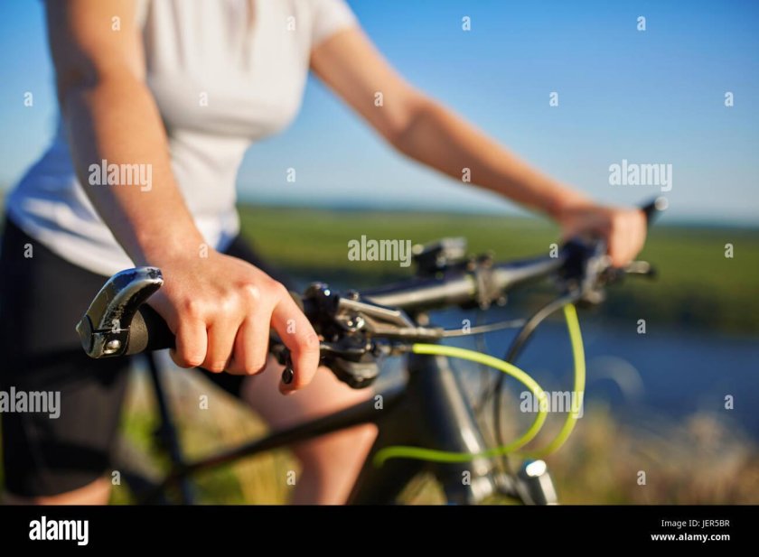 Рука женщины на руле велосипеда