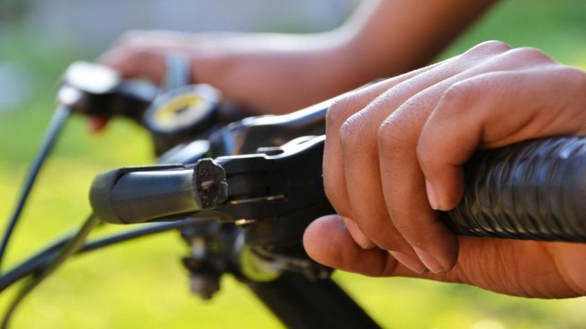 Руки на велосипедном руле