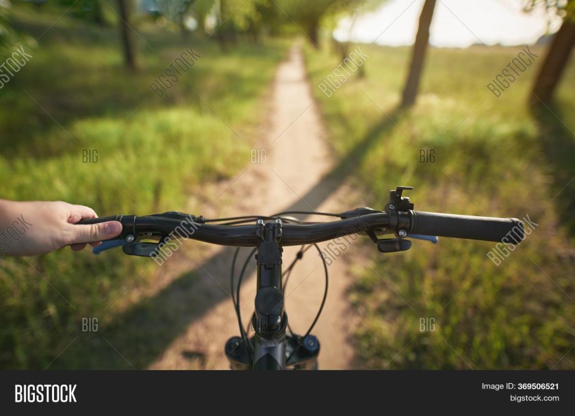 Фотография бешеного с рулём от велосипеда в руках