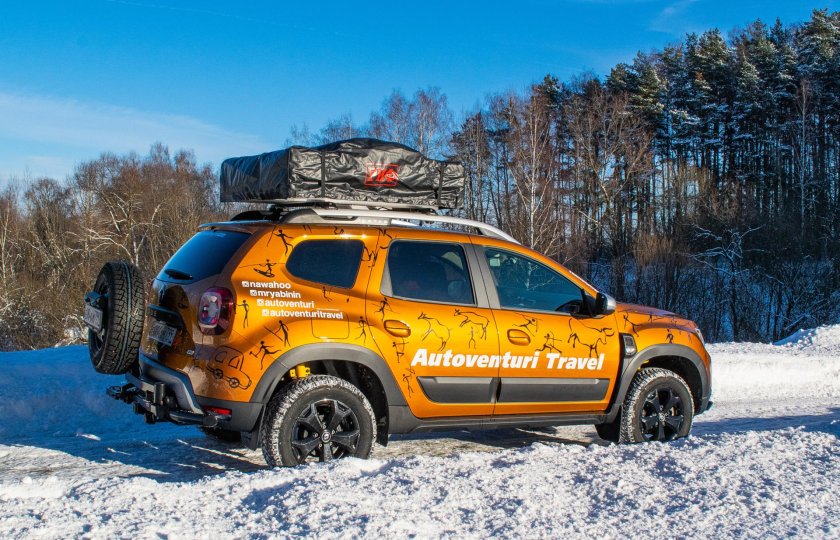 Дастер с пулемётом на крыше