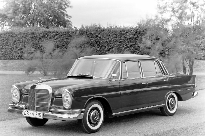 Mercedes-Benz w111 220 s