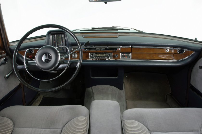 Mercedes Benz 220se (w111)