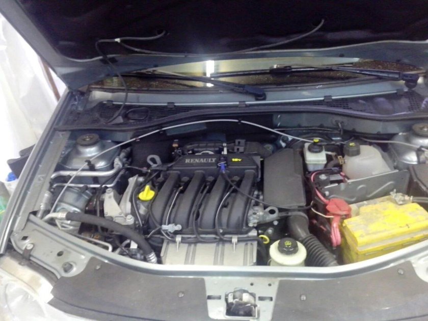 Подкапотное пространство Рено Логан 1.6