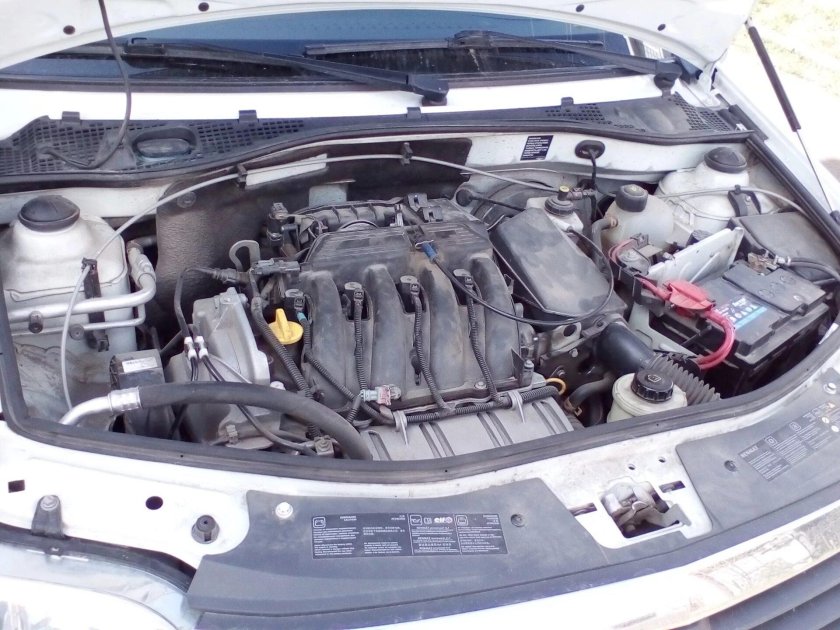 Подкапотное пространство Рено Логан 1.4