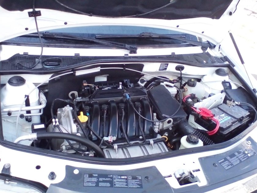 Подкапотка Рено Логан 1.4