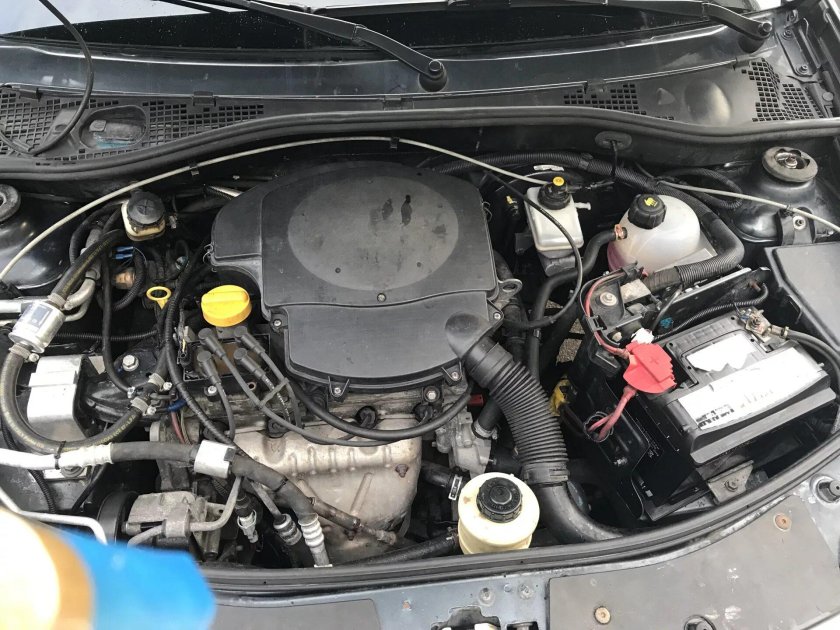 Моторный отсек Рено Логан 1.6