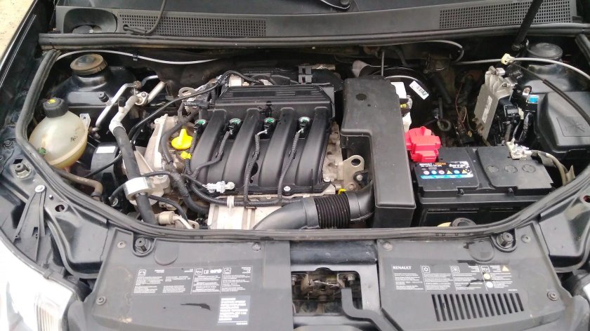 Подкапотное пространство Рено Логан 1.6